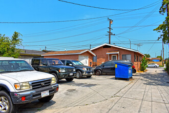 4920 Santa Ana St in Cudahy, CA - Building Photo - Building Photo