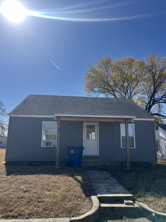 105 Eldridge St in Coffeyville, KS - Building Photo