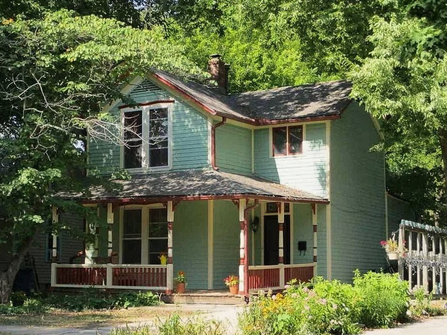 1627 New Hampshire St in Lawrence, KS - Building Photo