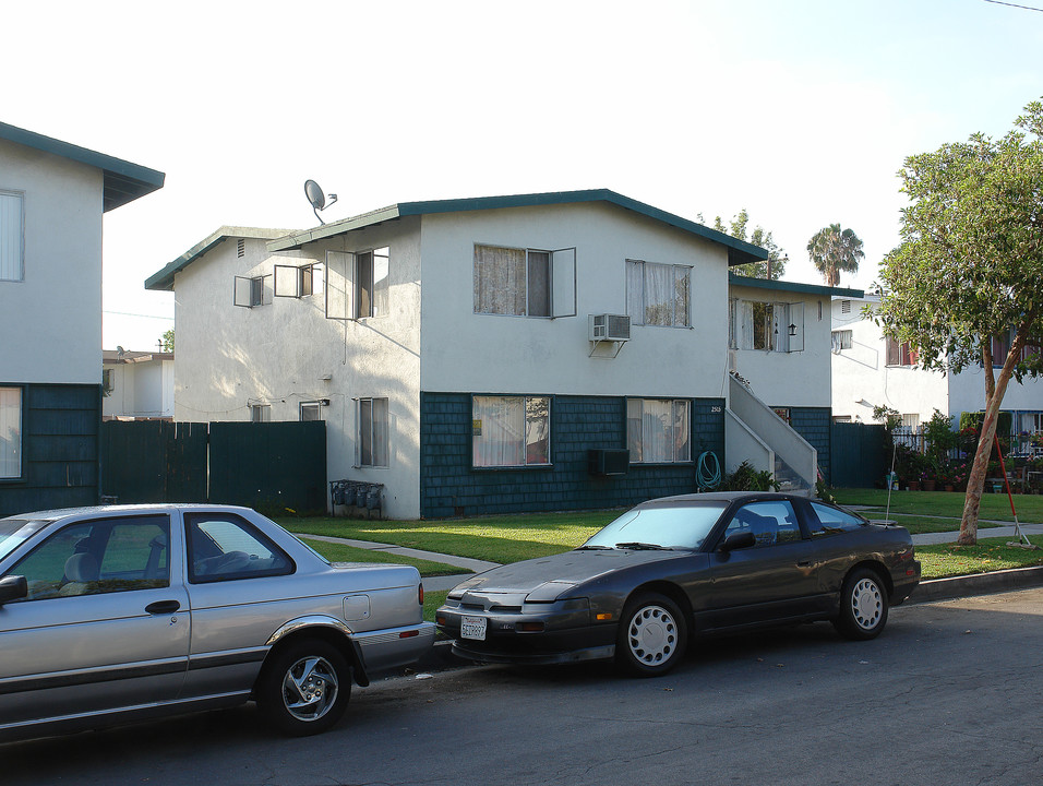 2505 S Baker St in Santa Ana, CA - Foto de edificio