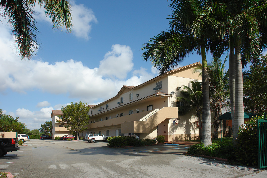 Vibora Park Condominium in Hialeah, FL - Building Photo