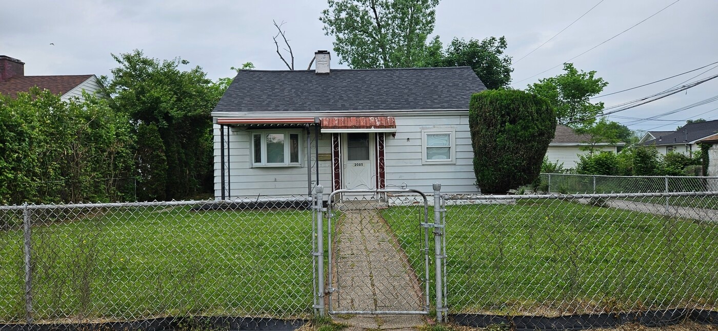 2085 Bellefontaine Ave in Dayton, OH - Building Photo
