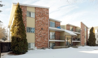10830 107th St NW in Edmonton, AB - Building Photo