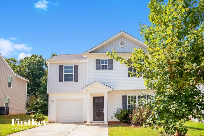 7405 Hidden Creek Dr in Charlotte, NC - Building Photo