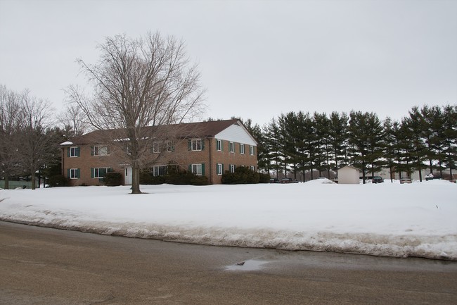 2068 Lilly St in East Troy, WI - Foto de edificio - Building Photo