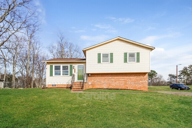 5561 Remington Point Dr in Walkertown, NC - Building Photo - Building Photo
