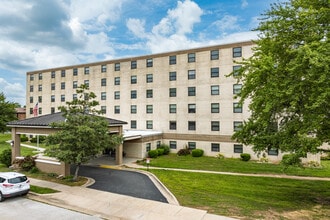 Battlefield Towers Apartments in Springfield, MO - Building Photo - Building Photo