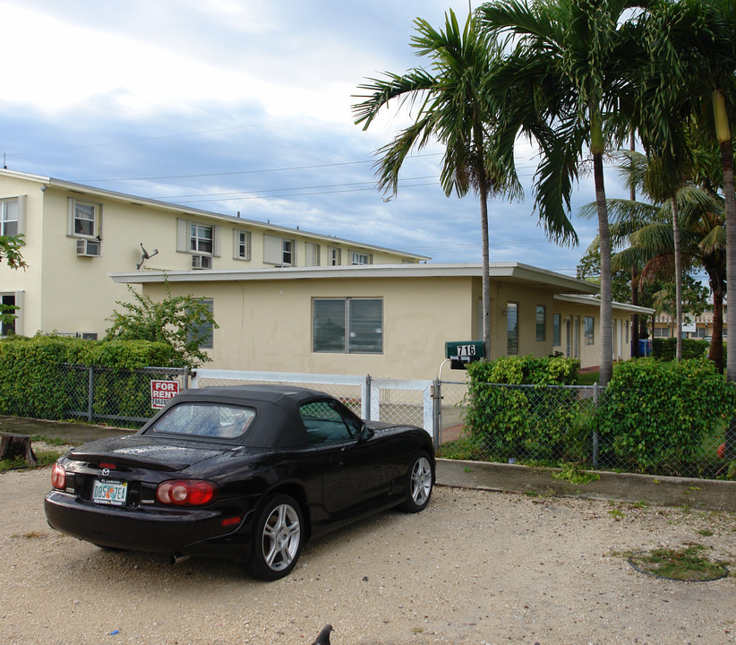 716 NE 8th St in Hallandale Beach, FL - Foto de edificio