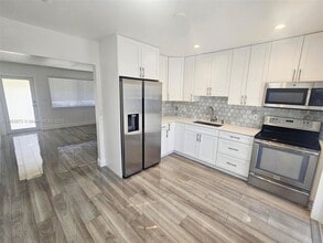 9305 SW 37th St in Miami, FL - Building Photo - Building Photo