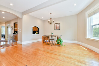 1011 Beacon St, Unit 4 in Brookline, MA - Building Photo - Building Photo