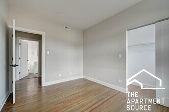 3407 W Fullerton Ave, Unit 2C in Chicago, IL - Foto de edificio - Building Photo