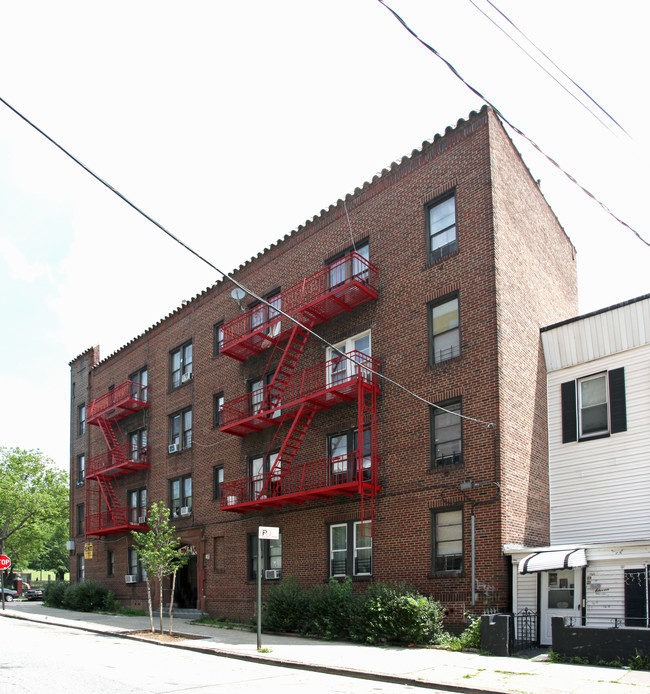 Queen Court in Brooklyn, NY - Building Photo - Building Photo