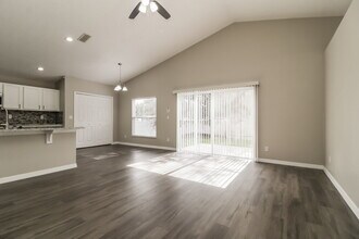 2285 Merry Rd in Tavares, FL - Building Photo - Building Photo