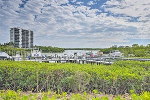 320 Horse Creek Dr in Naples, FL - Building Photo