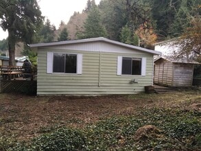 859 Vista Ct in Reedsport, OR - Building Photo - Building Photo