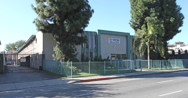 Sepulveda Manhattan Apartments in Van Nuys, CA - Building Photo - Building Photo