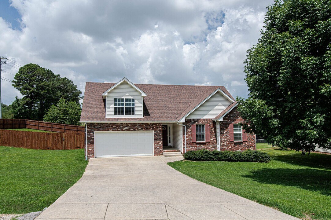 2200 Kim Dr in Clarksville, TN - Building Photo