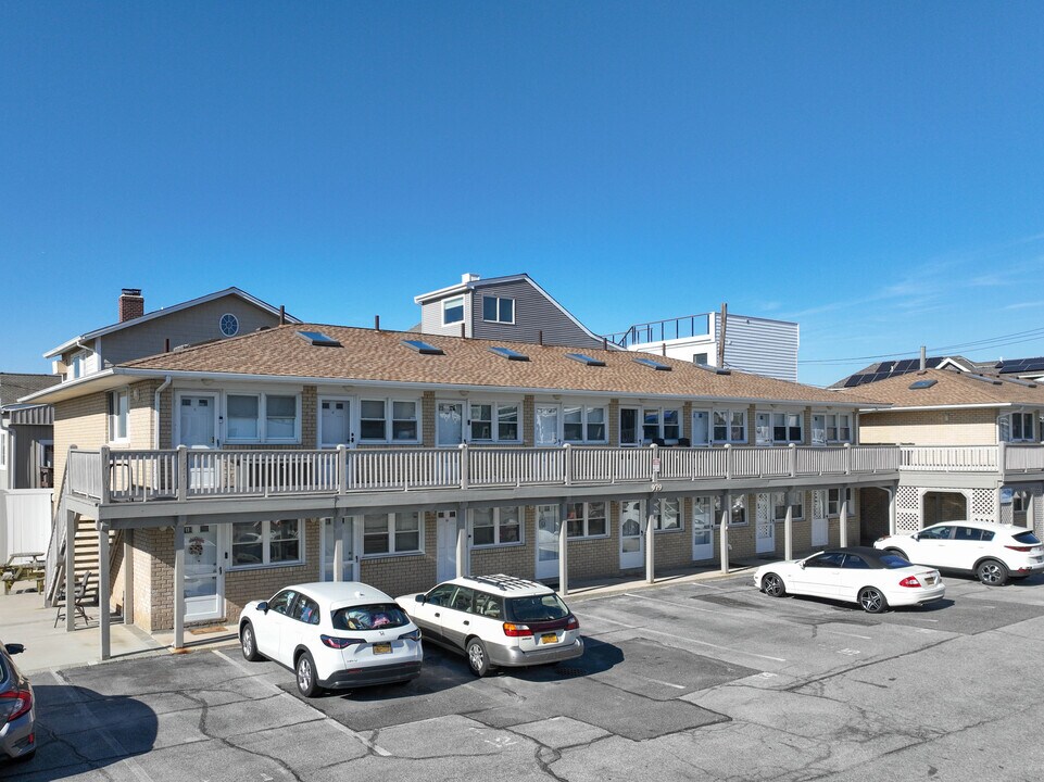 979 Oceanfront in Long Beach, NY - Building Photo