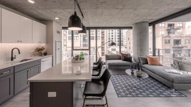 147 W Huron St in Chicago, IL - Foto de edificio - Building Photo