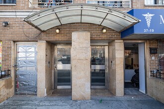 3717-3719 108th St in Corona, NY - Foto de edificio - Building Photo