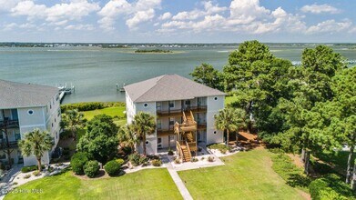 8632 Sound Dr in Emerald Isle, NC - Foto de edificio - Building Photo
