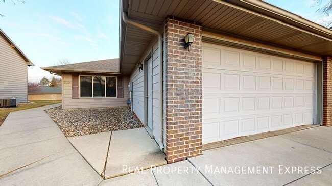 2 Bed 1 Bath Twin Home in Sioux Falls, SD - Building Photo - Building Photo