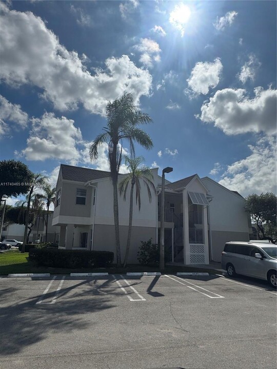 17330 NW 67th Pl in Hialeah, FL - Building Photo