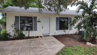 585 106th Ave N in Naples, FL - Building Photo