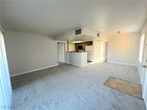 8070 W Russell Rd in Las Vegas, NV - Building Photo - Building Photo