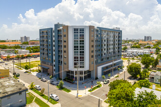 Flagler Oasis in Miami, FL - Foto de edificio - Building Photo