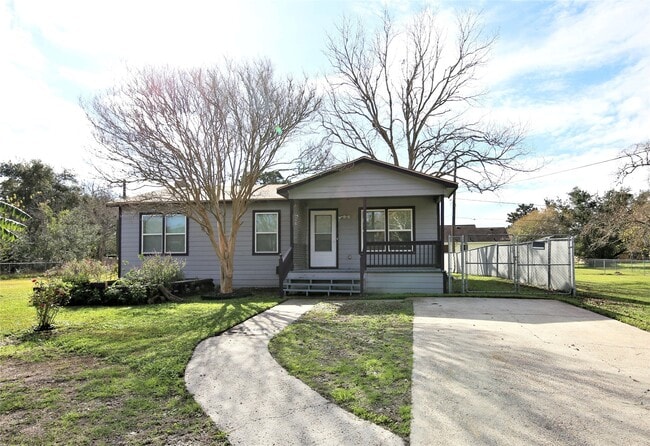 6611 Wayne Johnson Ave in Hitchcock, TX - Building Photo - Building Photo