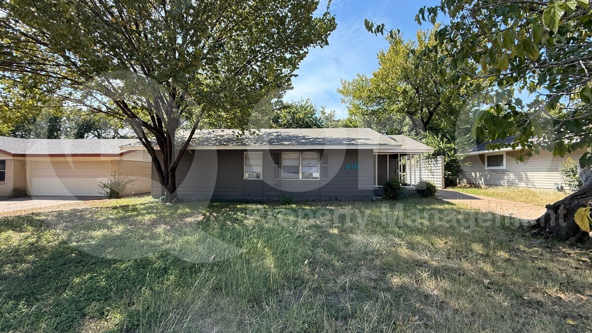 910 S Mills Dr in Euless, TX - Building Photo