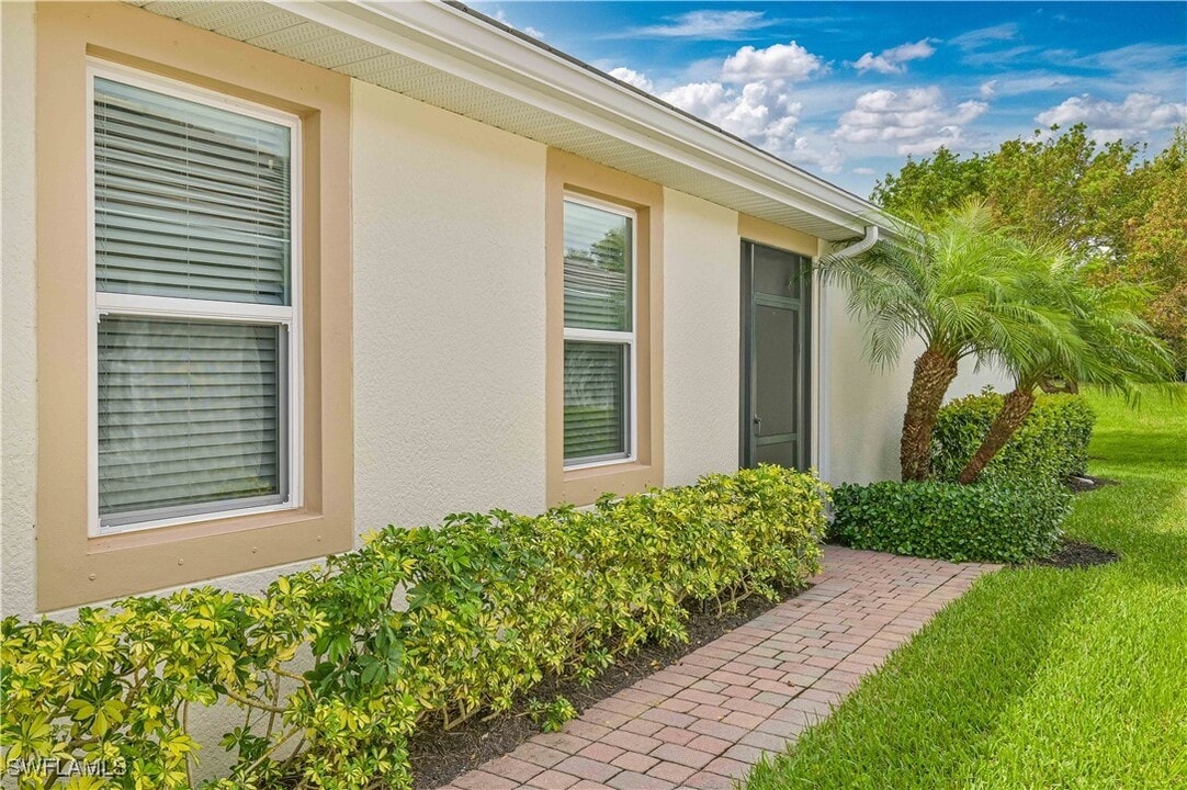 14919 Edgewater Cir in Naples, FL - Foto de edificio