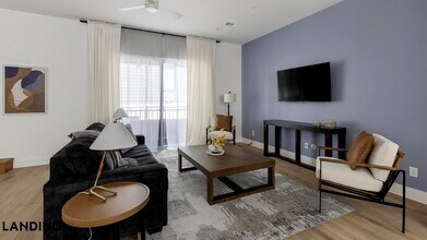 2206 Arroyo Ave, Unit 203 in Dallas, TX - Building Photo - Building Photo