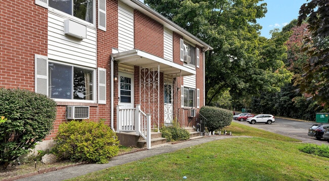 273 Queen St in Southington, CT - Building Photo - Building Photo