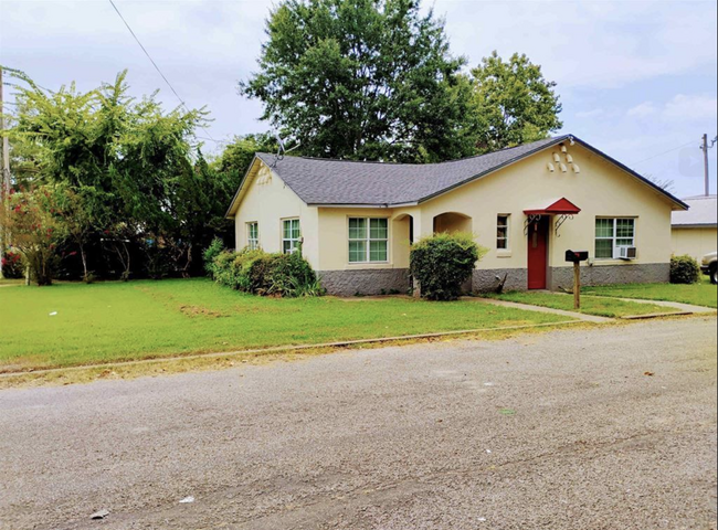 302 E 11th St in Mount Pleasant, TX - Building Photo - Building Photo