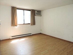 810 Benton Dr-Unit -APT 13 in Iowa City, IA - Building Photo - Building Photo