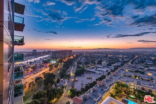 13700 Marina Pointe Dr in Marina Del Rey, CA - Building Photo