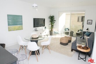 415 Le Doux Rd-Unit -202 in Los Angeles, CA - Building Photo - Building Photo