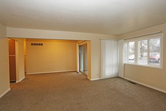 Carriage Hill Apartments in Peoria, IL - Building Photo - Interior Photo