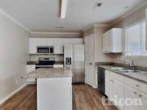 314 Walnut Crossing Dr, Unit PH117 in Whitsett, NC - Foto de edificio - Building Photo