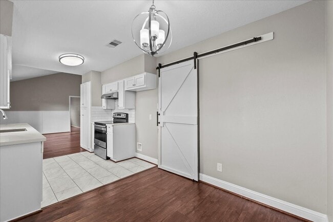 property at 718 E Lambuth Ln