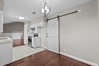 718 E Lambuth Ln in Deer Park, TX - Building Photo - Building Photo