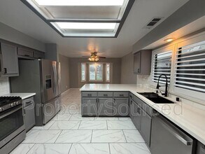 428 Phoenix Ave in Modesto, CA - Building Photo - Building Photo