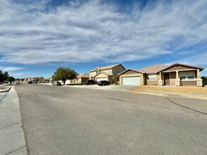 13232 Newport St in Hesperia, CA - Foto de edificio - Building Photo