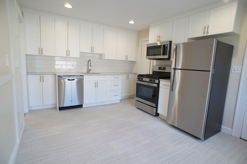 425 Newport Ave in Quincy, MA - Building Photo