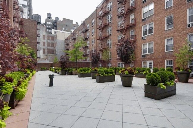25 W 13th St in New York, NY - Building Photo - Building Photo