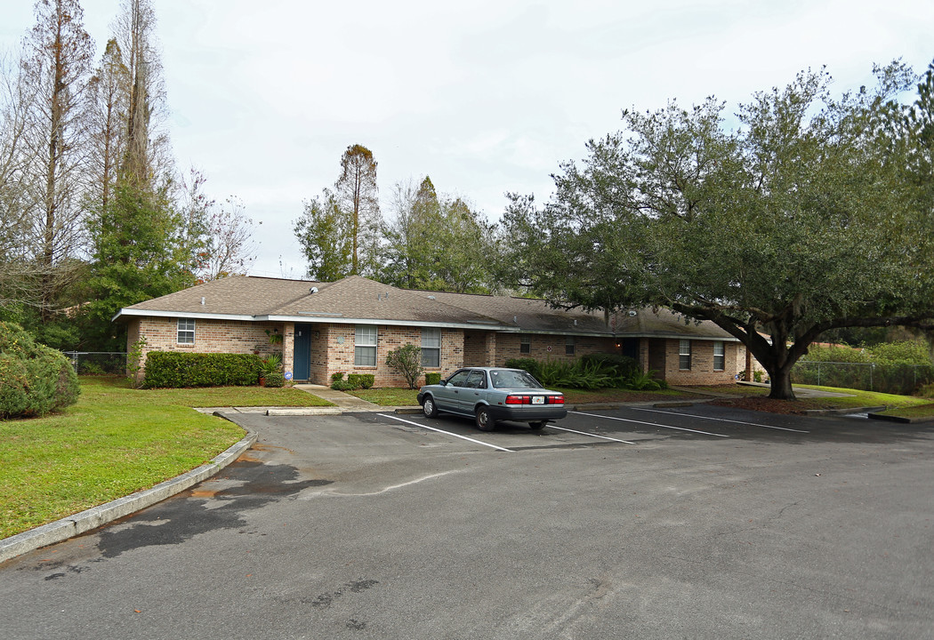 Country Manor Apartments in Lakeland, FL - Building Photo