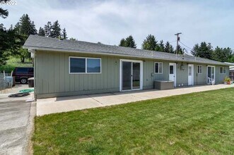 707 Cedar St in Yoncalla, OR - Building Photo - Building Photo