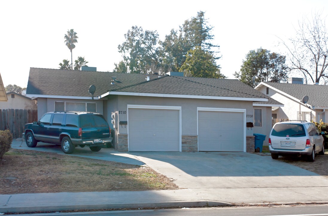 2708 Whitmore Ave in Ceres, CA - Foto de edificio
